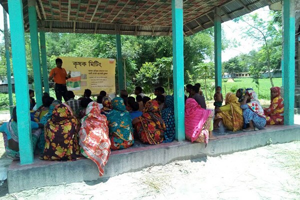 03-an-interaction-with-farmers-to-educate-them-on-better-agronomic-practices-zoomed-0.jpg