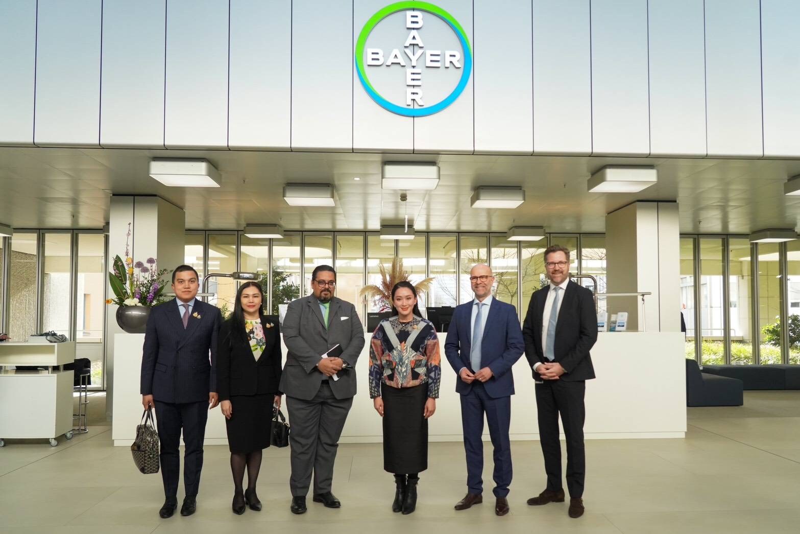 Paetongtarn Shinawatra besucht Bayer's Pharma-Standort in Berlin