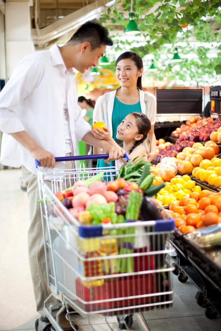 Keluarga berbelanja bahan makanan di supermarket