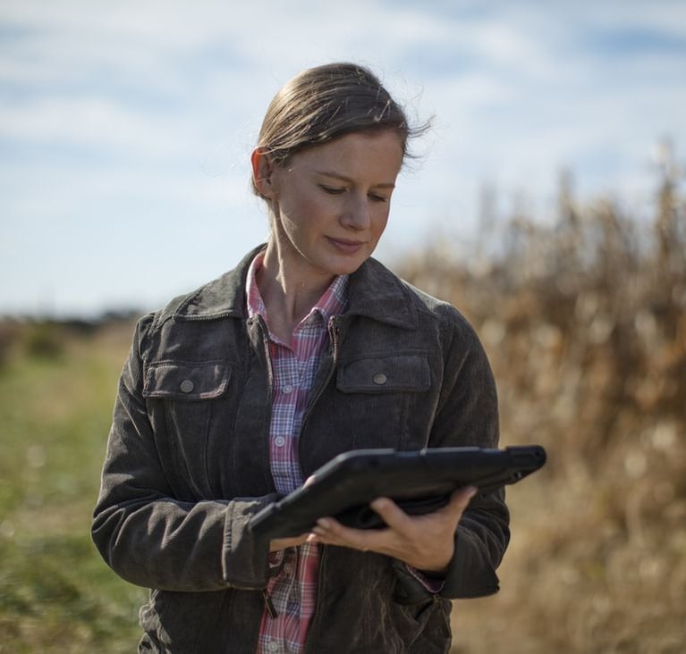 farmer_reviewing_data_in_a_cornfield_3.jpg