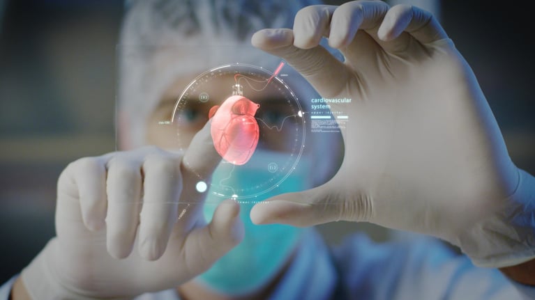 Profesional de la salud con guantes mostrando una representación holográfica del corazón y datos médicos