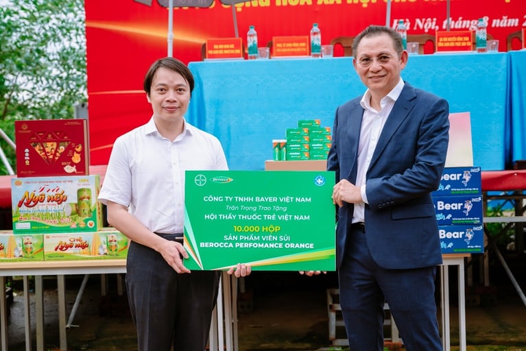 1-mr-thai-peng-mak-head-of-consumer-health-at-bayer-vietnam-right-presenting-a-symbolic-plaque-to-dr-nguyen-huu-tu-vice-president-and-secretary-general-of-the-vietnam-youth-physician-association-1.jpg
