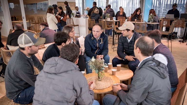 Grupo de personas reunidas en un espacio de diálogo dentro de feria Expoagro, intercambio profesional y networking en el sector agrícola
