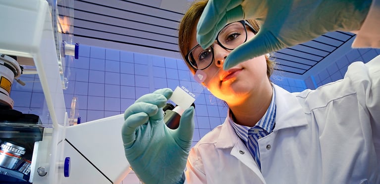 Profesional en laboratorio analiza una muestra médica en tubo de ensayo, investigación científica en oncología