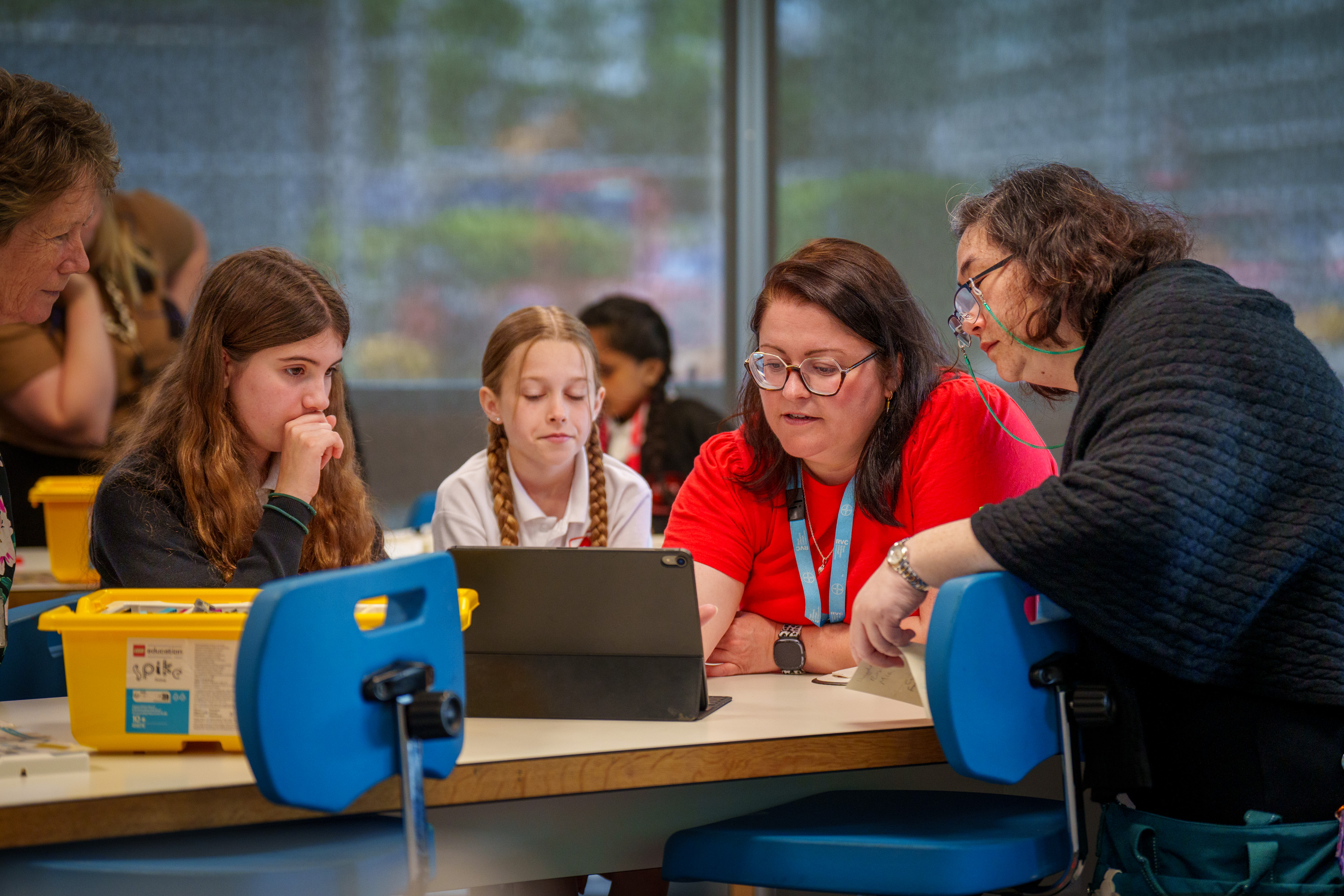 Emma Schierbaum, Baylab manager teaching 2 young school children