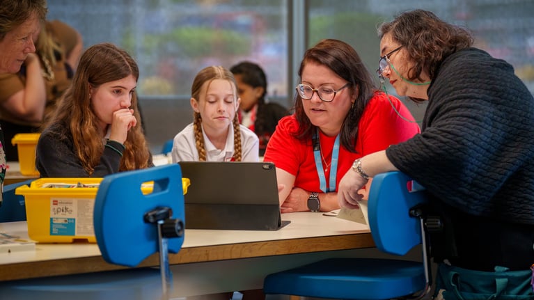 Emma Schierbaum, Baylab manager teaching 2 young school children