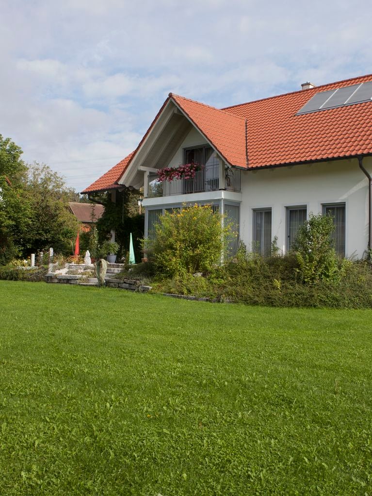 Wohngebäude View_of_house_with_garden.jpg