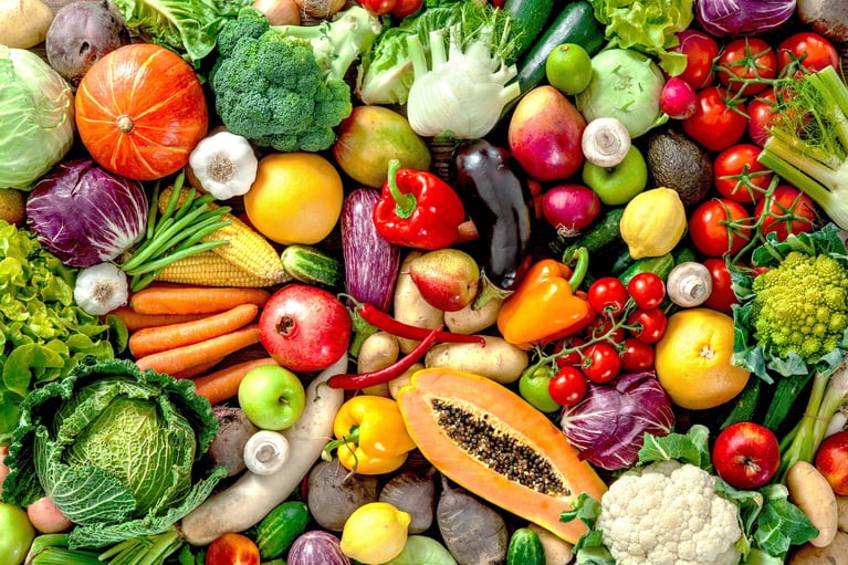  Variedad de frutas y verduras frescas sobre una mesa, mostrando opciones saludables para la dieta