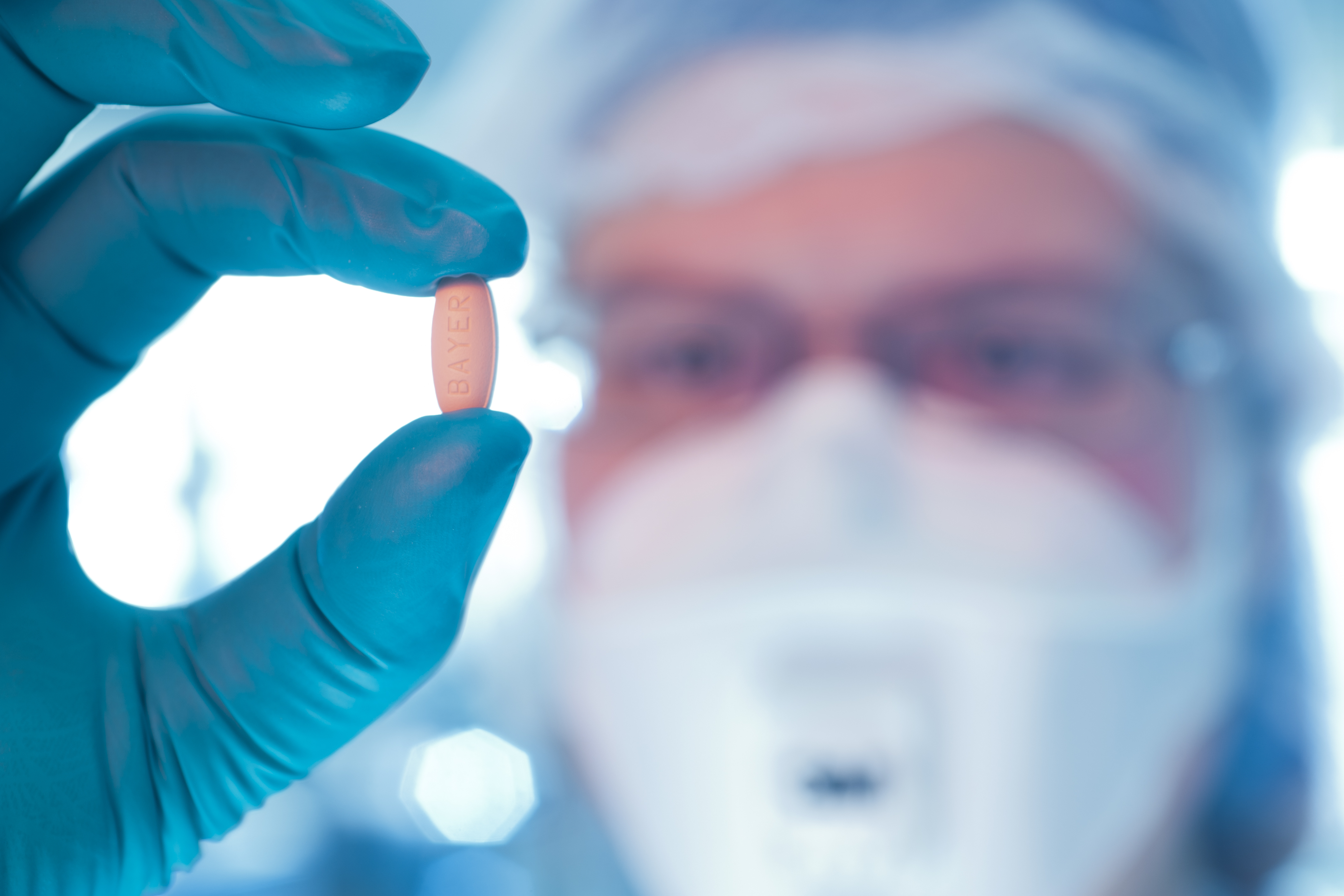 hand_holding_regorafenib_tablet_2.jpg