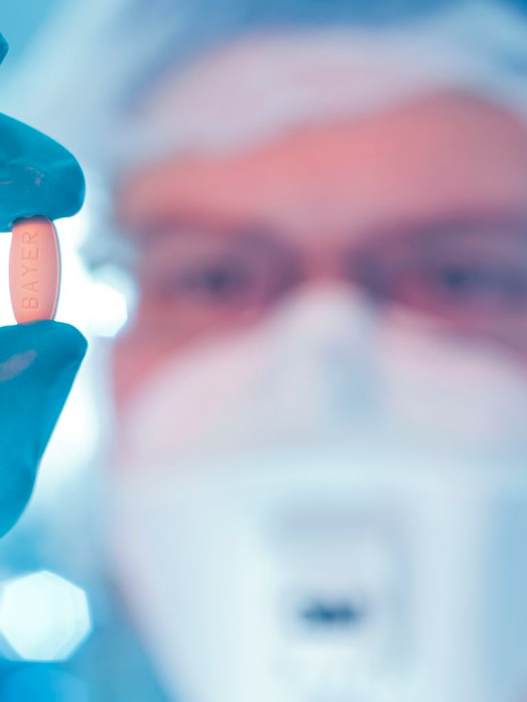 hand_holding_regorafenib_tablet_2.jpg