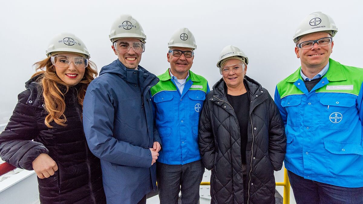 Carl-Philipp Sassenrath, Heike Troles, und Anissa Saysay amStandort in Dormagen