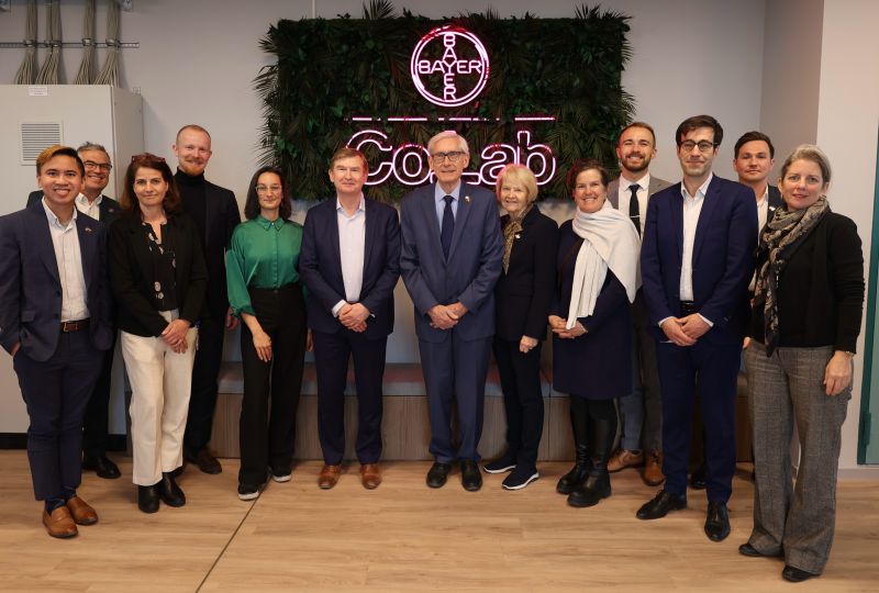 Governeur & Ministerin für wirtschaftliche Entwicklung von Wisconsin mit Bayer-Mitarbeitern der Bayer Pharma