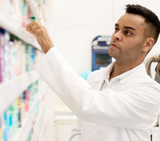 pharmaciens dans une pharmacie