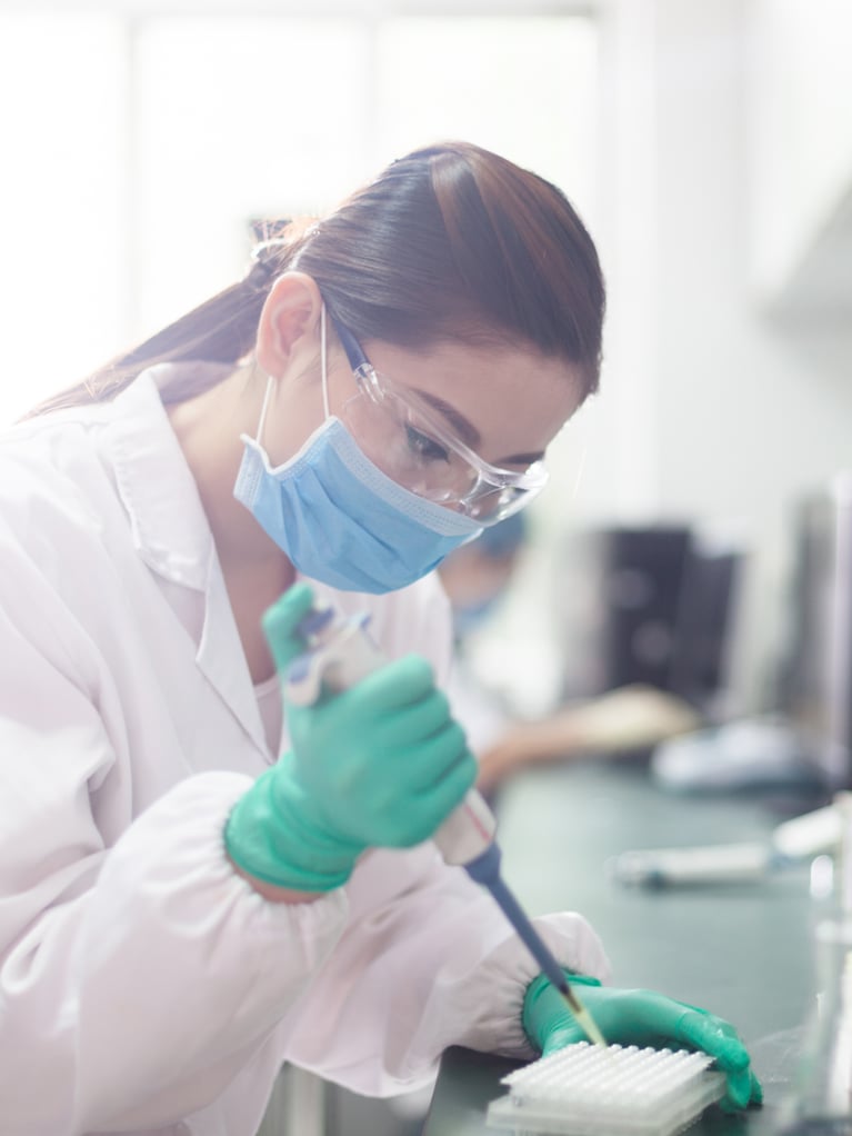 asian_scientist_pipetting_in_a_lab.jpg
