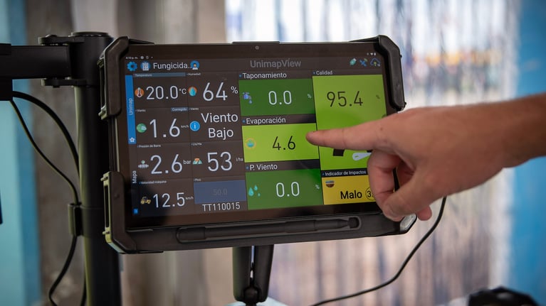 Dispositivo digital con pantalla mostrando datos agronómicos en tiempo real, monitoreo de cultivos y toma de decisiones en agricultura de precisión durante Expoagro