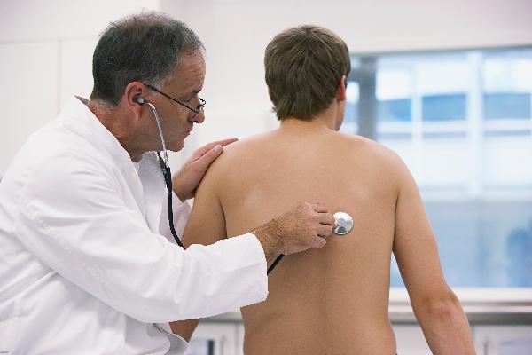 saved from Doctor listening lung 0