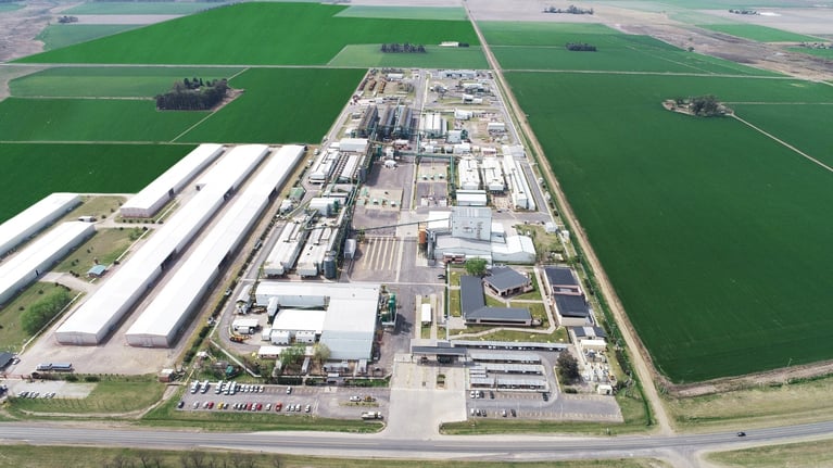 Vista aérea de la planta María Eugenia de Bayer dedicada al procesamiento de maíz, producción agrícola a gran escala, innovación y sustentabilidad en Argentina