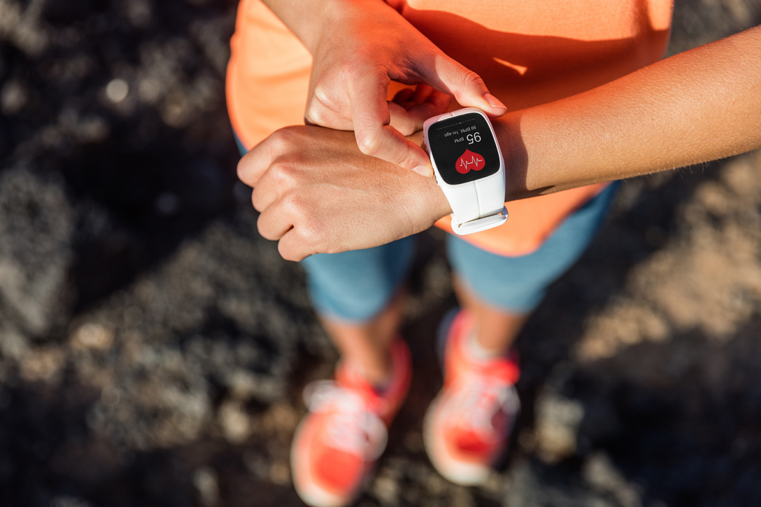 runner_using_smart_watch.jpg