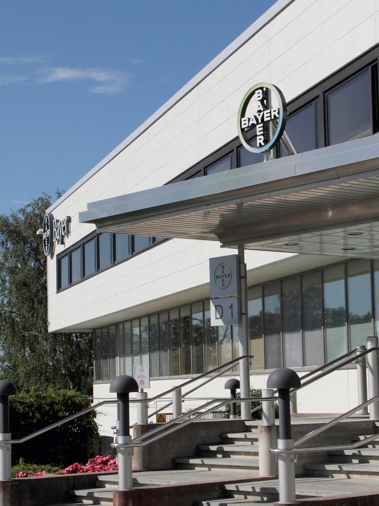 Turun tuotantolaitoksen sisäänkäynti, jossa Bayerin logo.