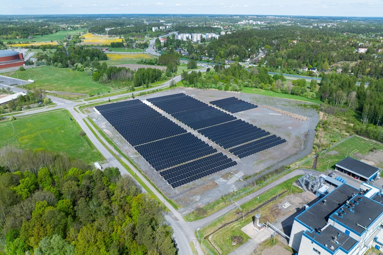 Turun tuotantolaitoksen aurinkovoimala lintuperspektiivistä.