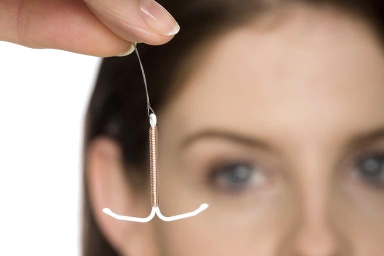 Dispositivo intrauterino (SIU) en primer plano sobre fondo desenfocado, método anticonceptivo de larga duración relacionado con la salud sexual y la planificación familiar