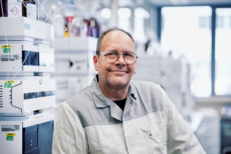 deaf-lab-technician-at-his-workplace-3.jpg