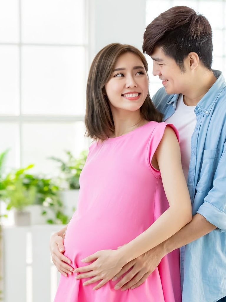 asian_pregnant_woman_with_husband.jpg