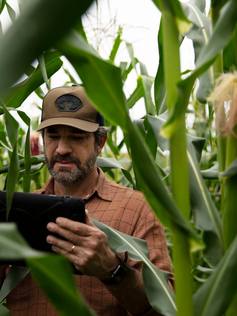 farmer_with_tablet_in_cornfield_1.jpg