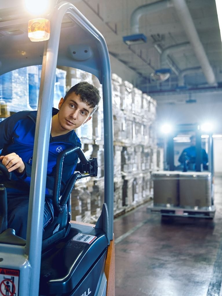 Logistik_trainee-in-a-forklift.jpg