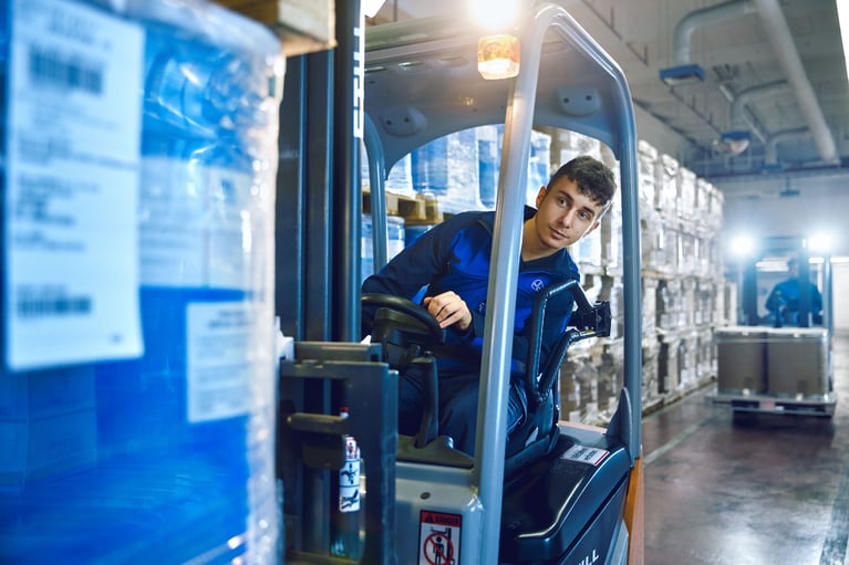 Logistik_trainee-in-a-forklift.jpg