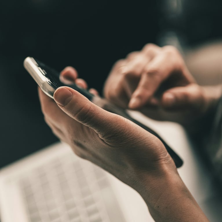 Mobilais tālrunis cilvēka rokās