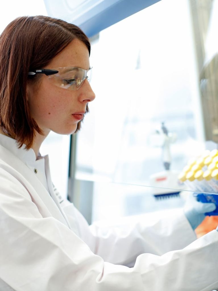Researcher at a cleanbench
