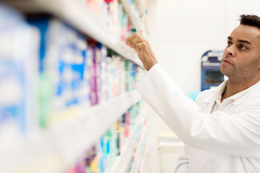 Pharmacist in a pharmacy 1440x590