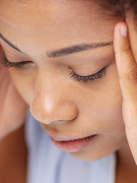 Woman_having_headache_1440x590_0.jpg