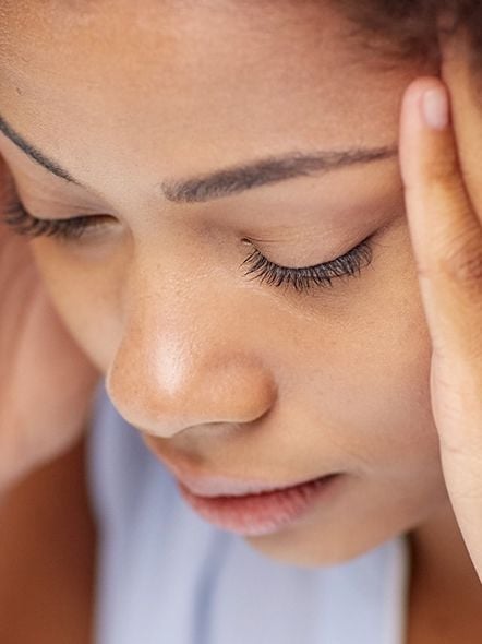 Woman_having_headache_1440x590_0.jpg