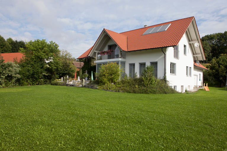 Wohngebäude View_of_house_with_garden.jpg