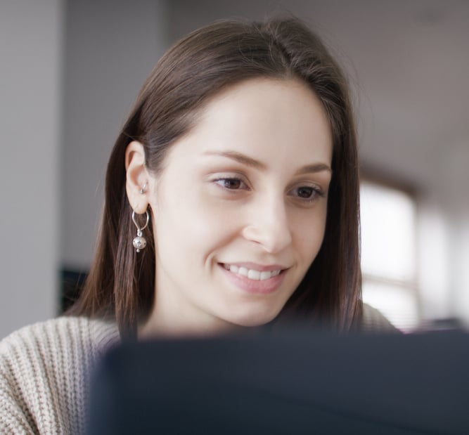 woman_looking_at_screen.jpg