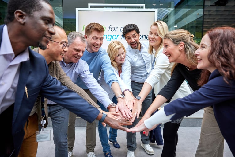 medewerkers leggen hun handen samen 2