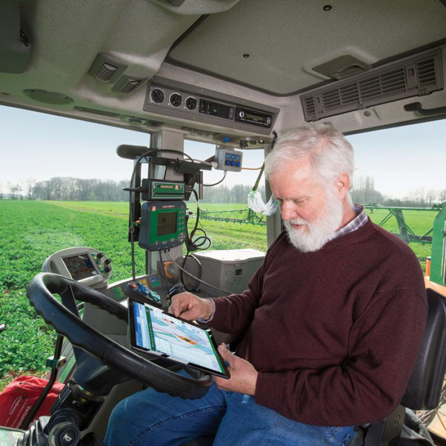 Experte für digitale Landwirtschaft in einem Traktor