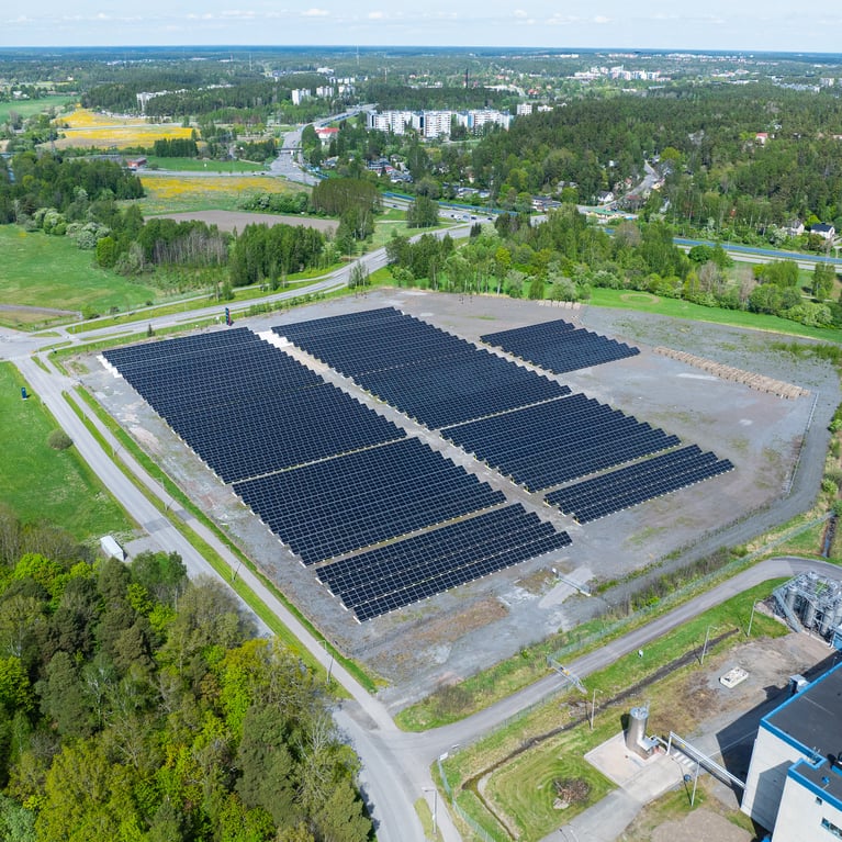 Ilmakuva Bayerin Turun tuotantolaitoksen aurinkovoimalasta.