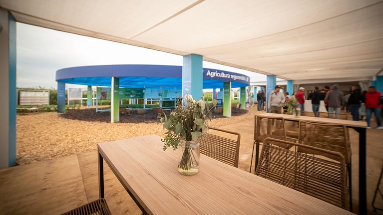 Stand de Bayer en feria agrícola con espacio expositivo y visitantes, innovación y soluciones para la agricultura regenerativa en el contexto de Expoagro