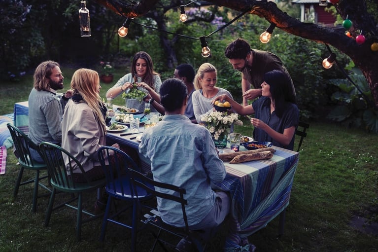 Des amis qui mangent dans un jardin