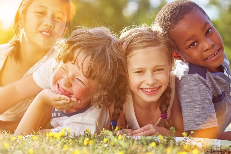enfants dans un pré