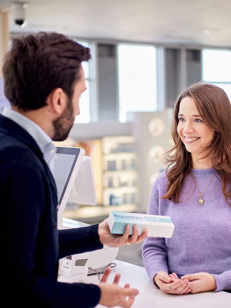 pharmacist-advising-a-customer-23 Kopie.jpg