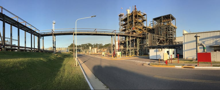 Vista panorámica de una planta industrial 