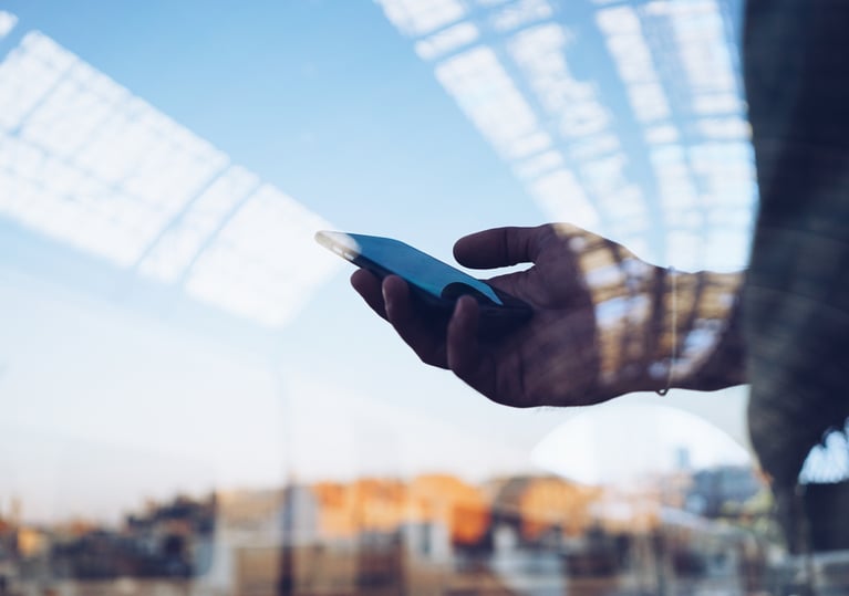 finger_tipping_at_smartphone_3.jpg