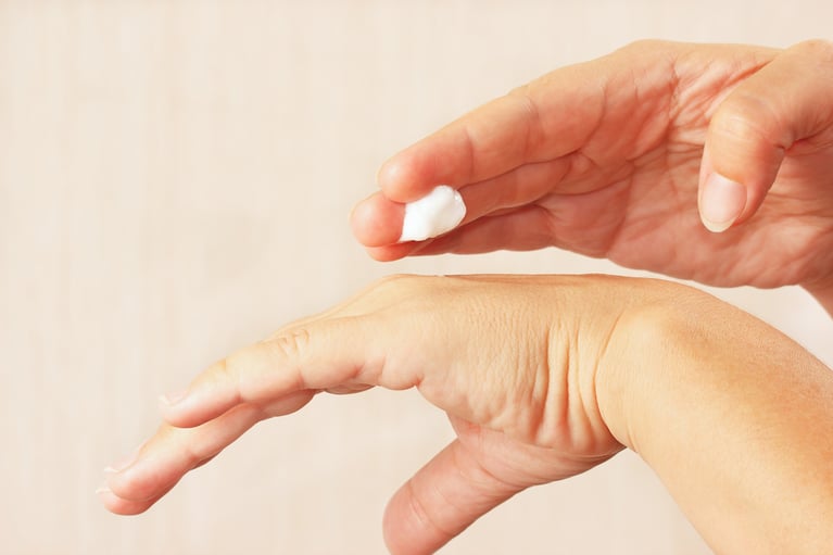 Aplicación de crema sobre la piel de la mano, hidratación y autocuidado en rutina de cuidado diario para la salud de la piel