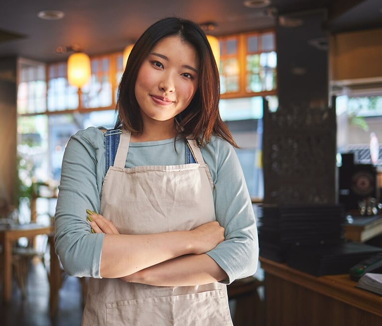 asian-woman-in-restaurant.png