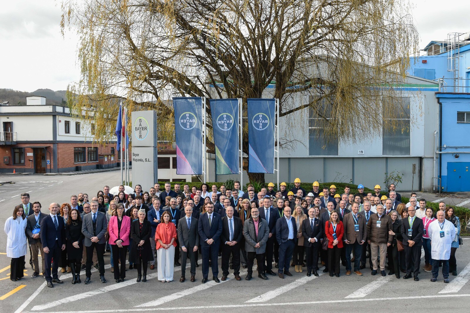 Foto grupal de empleados hispanos de Bayer