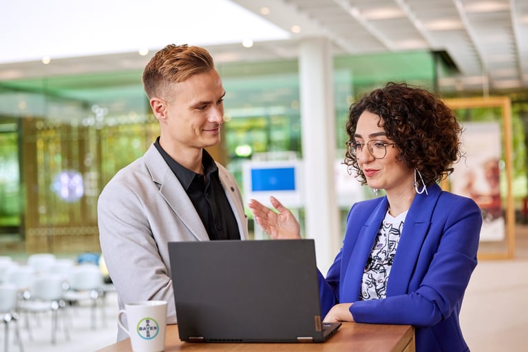 bayer-employees-in-front-of-a-laptop.jpg